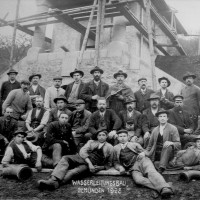 Die Bauarbeiter vor dem noch eingerüsteten Hochreservoir im Jahr 1908.